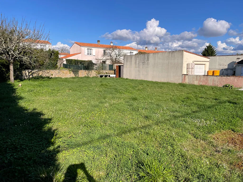 Aed - Buildable Plot with Garden in Rochefort