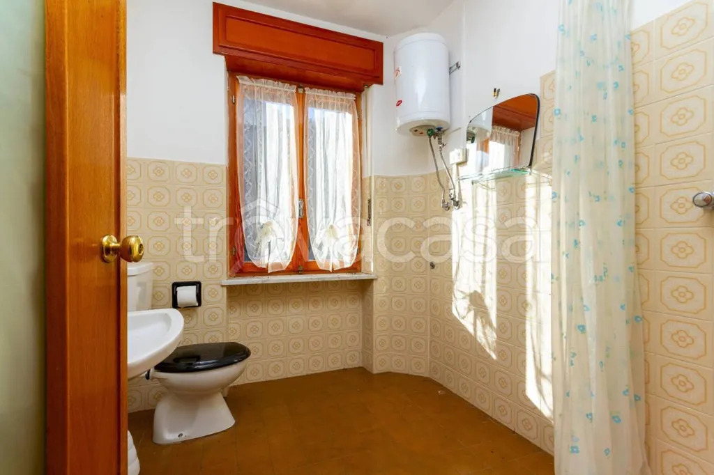Salles de bain - Detached House with Three Garages in Frassino