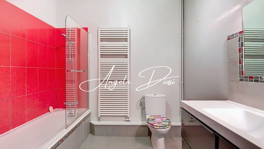Bathrooms - Loft-Style House with Garden in Antony
