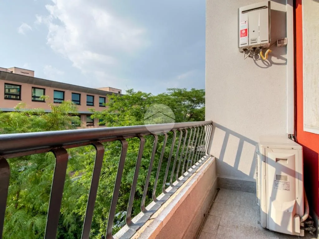 Rõdu - Rearranged Triplex with Balcony in Milan