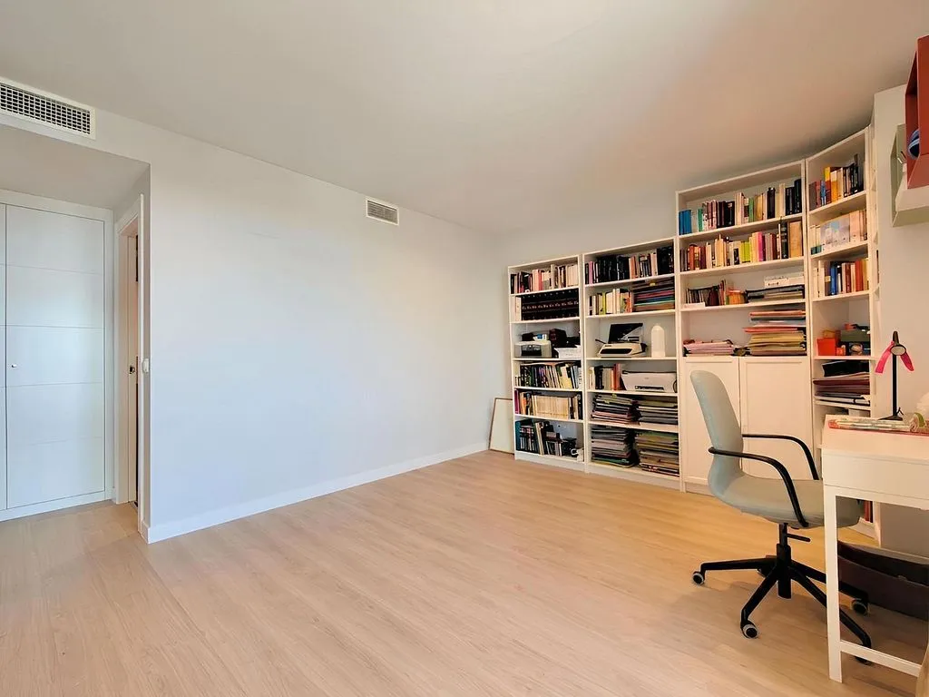 Bureau - Modern Apartment with Pool in Parquesol