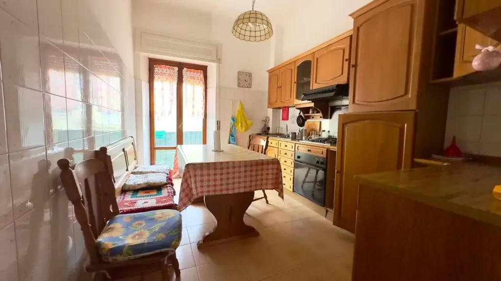 Cuisine - Four-Bedroom Apartment with Balcony in Ancona