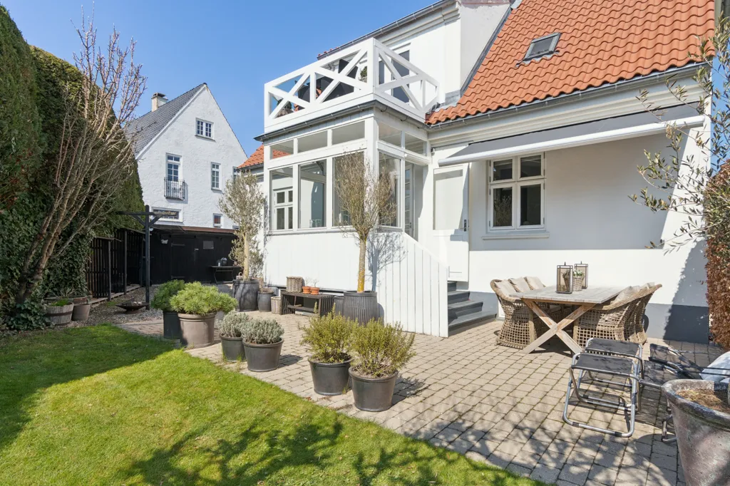 Jardin - Classical Mason's Villa in Gentofte