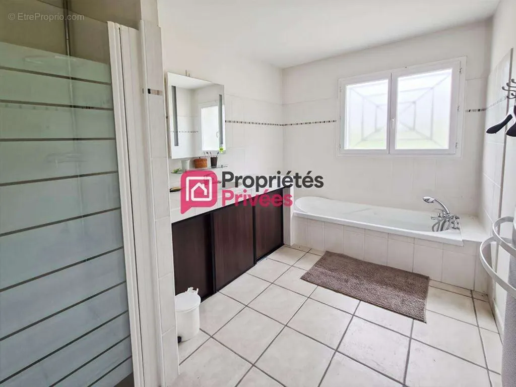 Salles de bain - Maison Contemporaine avec Jardin à 7 min de Bazas
