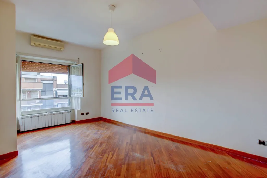 Pièces - Luxury Apartment with Balcony in Rome