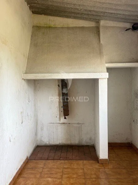 Garage - Detached House with Fruit Trees in Água Derramada