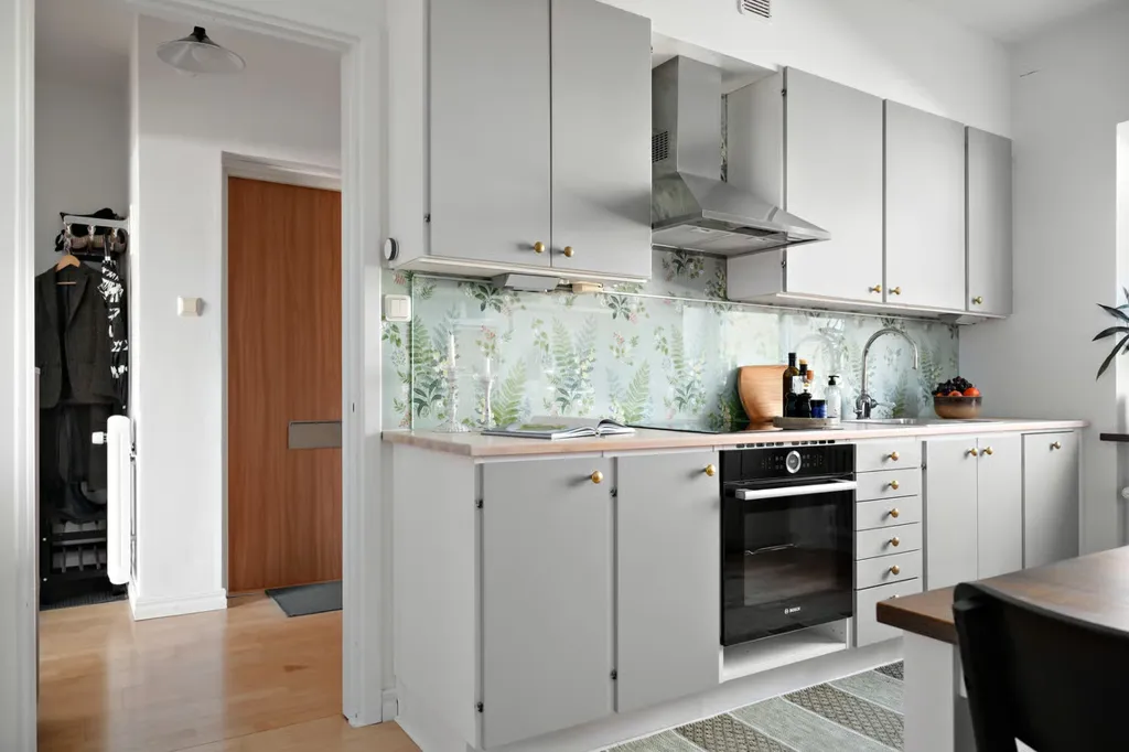 Köök - Spacious Two-Bedroom with South-Facing Balcony in Central Area