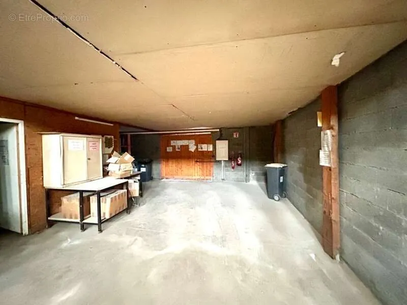 Garage - Entrepôt et Bureaux avec Accès Véhicules Hautes Hauteurs à Frontenex