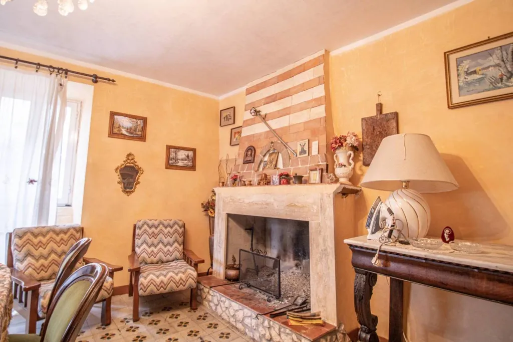 Soggiorno - Historic Cottanello Townhouse with Balcony