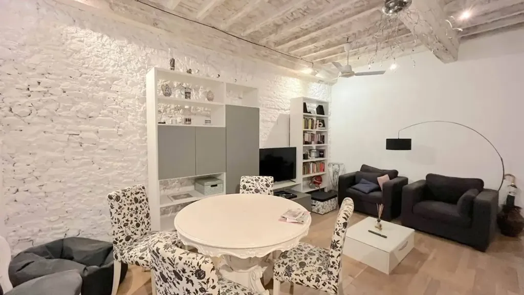 Elutuba - Three-Bedroom Apartment with Cellar in Florence