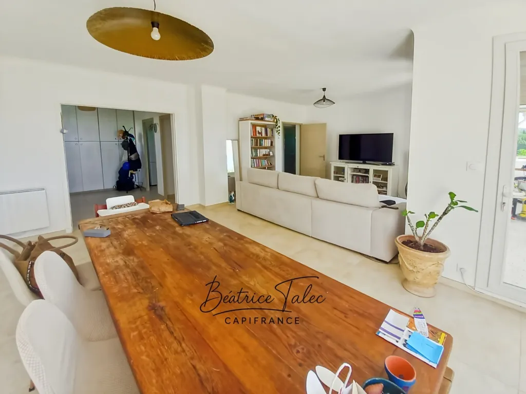 Sala da pranzo - Renovated 4-Bed Apartment with Panoramic View in Puyloubier