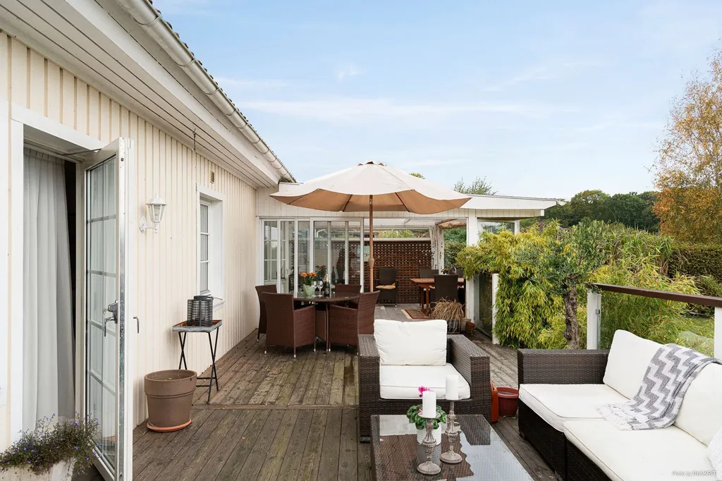 Terrass - 1-Storey Villa with Pool in Mjöhult