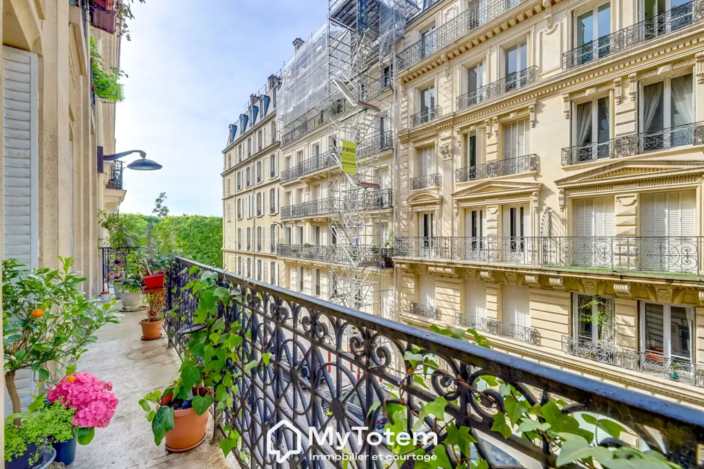 Rõdu - Haussmannian Apartment with Balcony in Paris