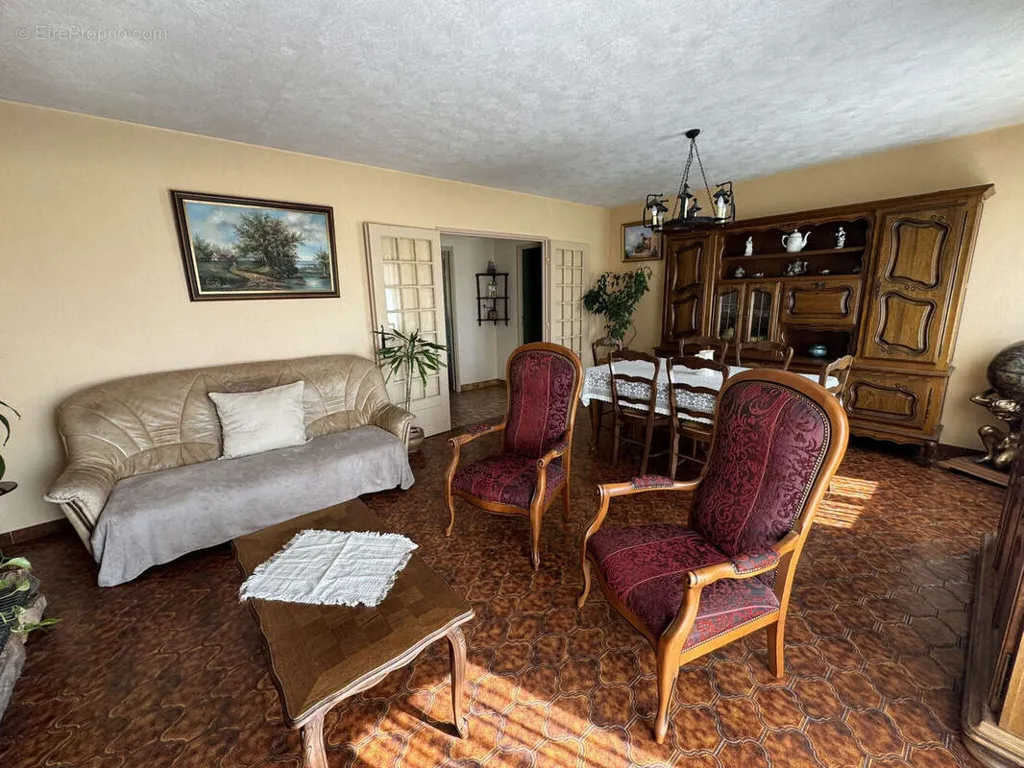 Söögituba - Charming House with Balcony in Cours-La-Ville