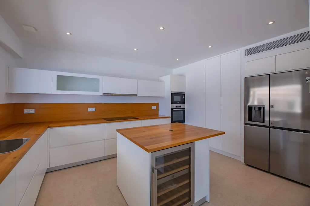 Cuisine - Villa Contemporaine avec Vue Panoramique sur la Mer à Sainte-Maxime