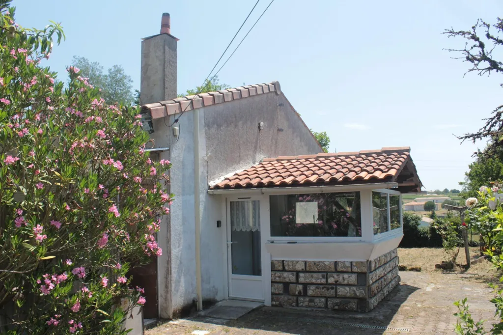 Extérieur - Maison de Plain-Pied avec Jardin à Saint-Simon-de-Bordes