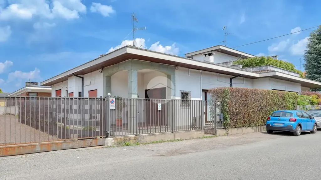 Välivaade - Semi-detached Villa with Private Garden in Gallarate