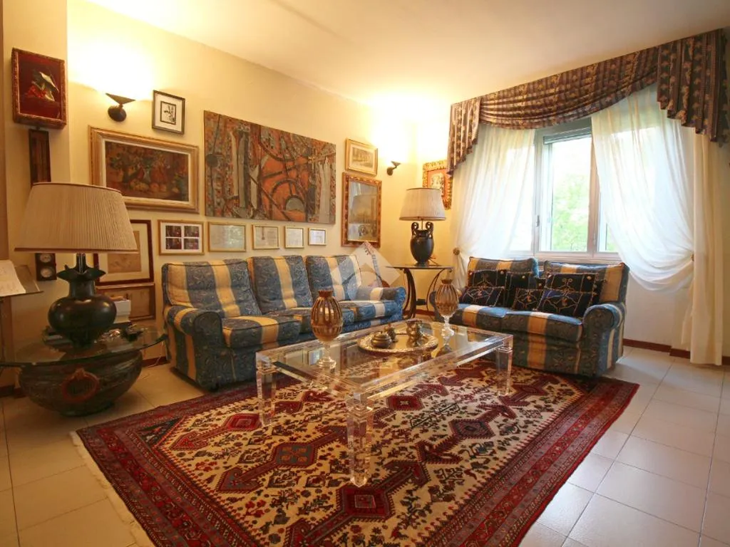 Séjour - 4-Bedroom Apartment with Private Garden in Prato