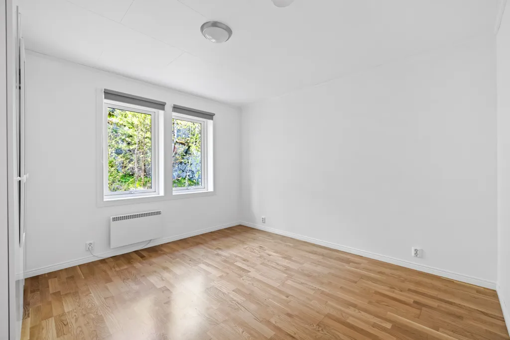 Toad - Well-Maintained 3-Bed Flat with Garage in Family-Friendly Area
