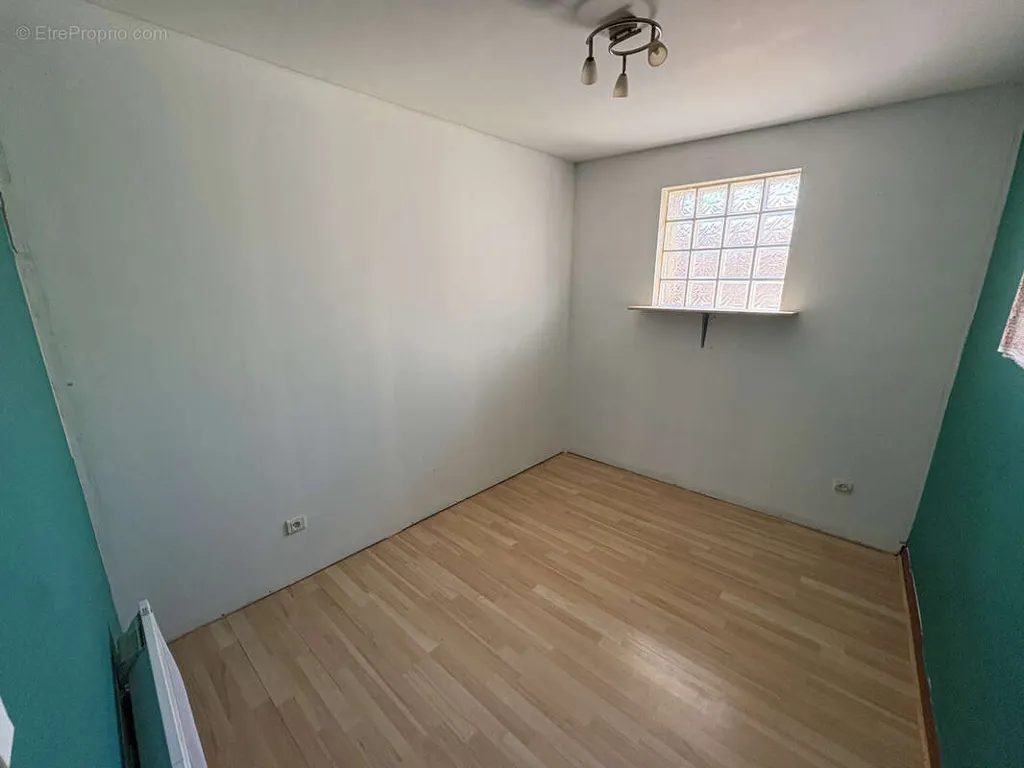 Rooms - 4-Unit Apartment Building in Vic-le-Comte Centre