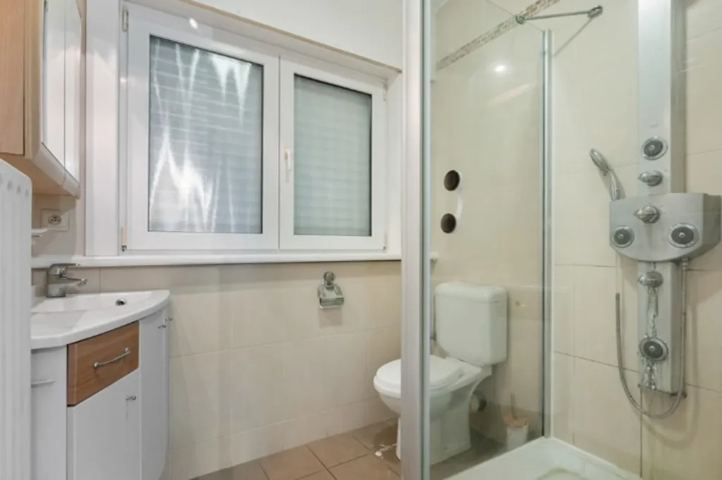 Bagni - House with Terrace in Roosdaal
