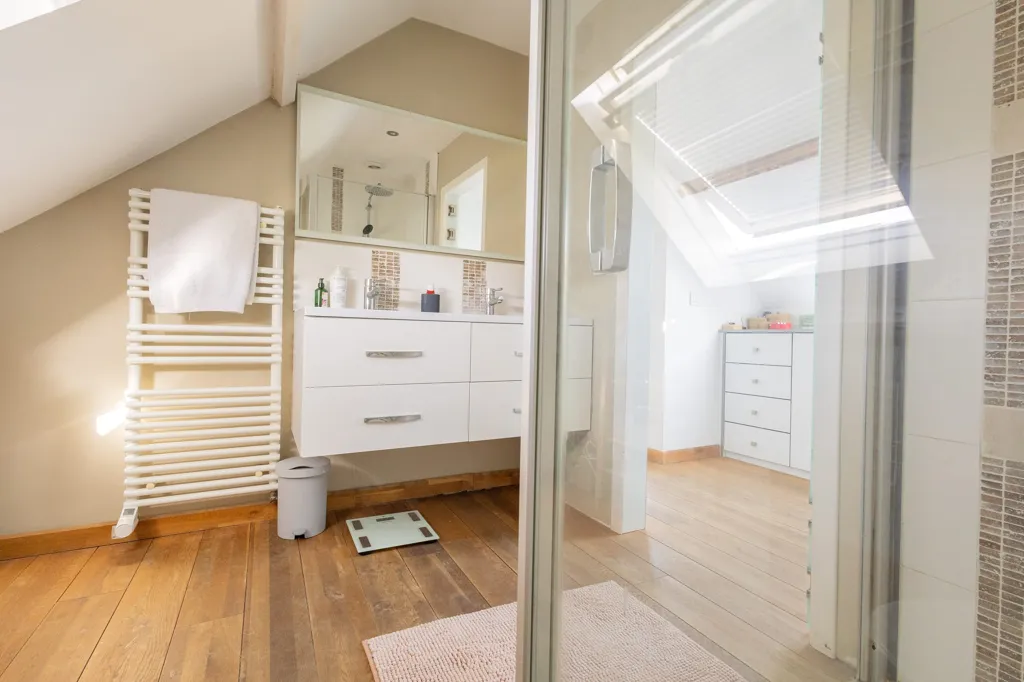Vannitoad - 4-Bed House with Pool & Solar Panels in Chaumont