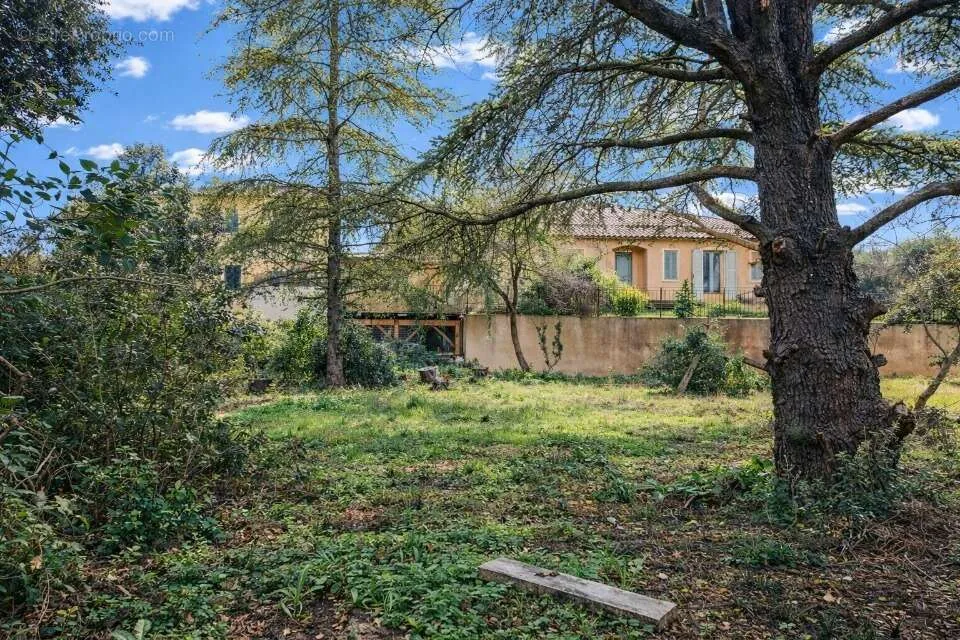 Maa asukohas Saint-Maximin-La-Sainte-Baume