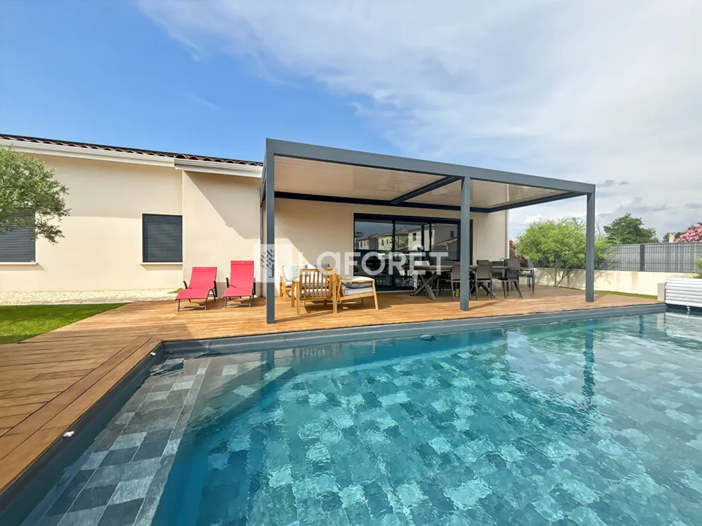 Piscina - Contemporary Flat-Plan House with Pool in Beauvallon