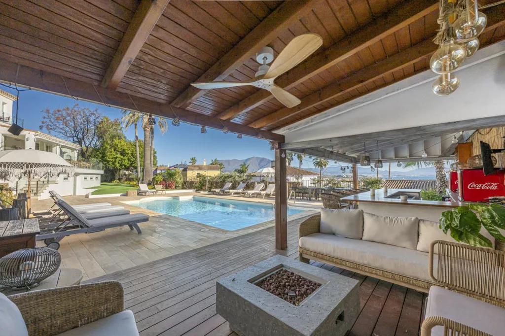 Piscine - Refurbished Villa with Sea Views in La Duquesa