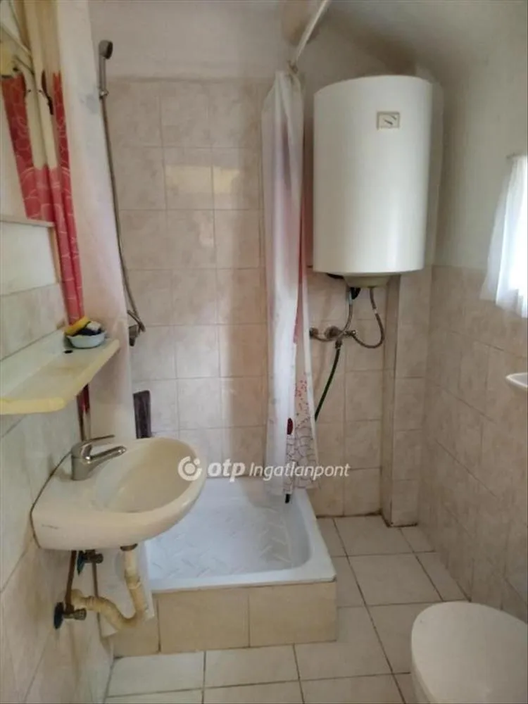 Salles de bain - Renovatable 1-Bedroom House in Pécs