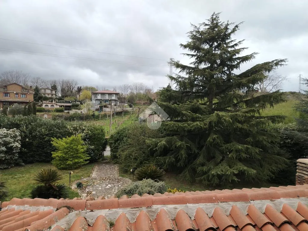Aed - Villa with Garden in Altavilla Irpina