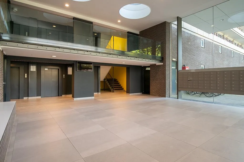 Esik - 4-Bedroom Apartment with Balcony in Delft
