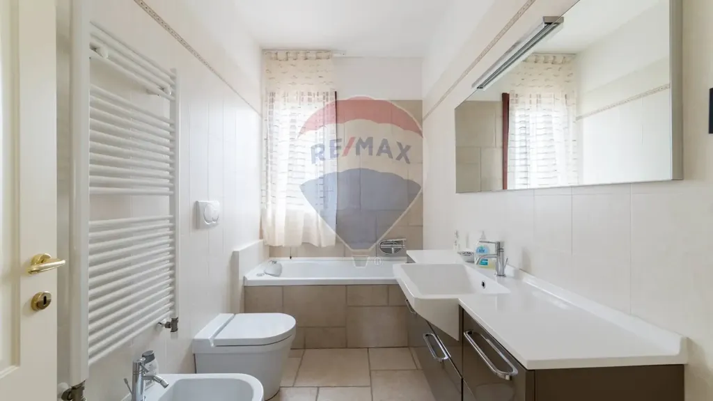 Bathrooms - Independent House with Private Garden in Ostra
