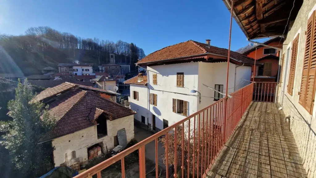 Rõdu - Terratetto with Private Courtyard in Varallo