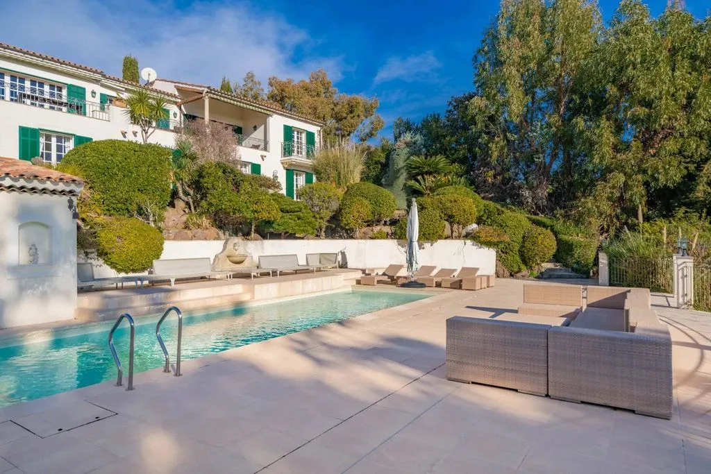 Piscine - Villa avec Vue Panoramique sur la Mer à Super Cannes