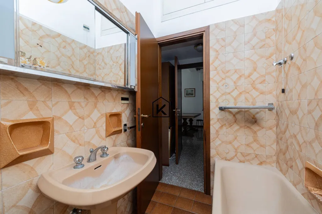 Bathrooms - Luxury Villa with Private Garden in Milan