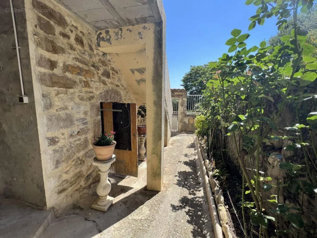 Aed - Two Stone Houses with Courtyard in Barjac