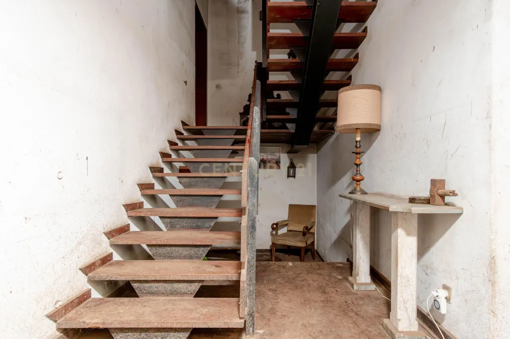 Toad - T6+1 House with Garden in Alfragide Norte