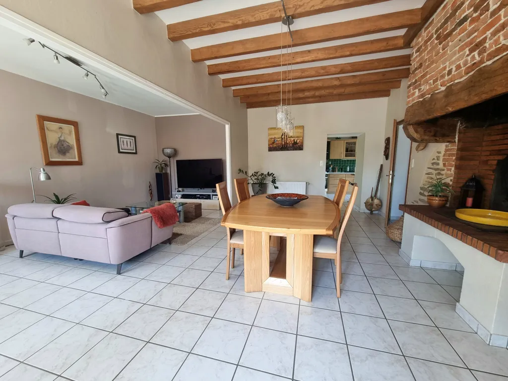 Salle à manger - Maison Charmante avec Jardin à Saint-Erblon