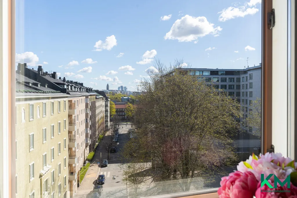 Rooms - Upper Floor Apartment with Park View in Töölö