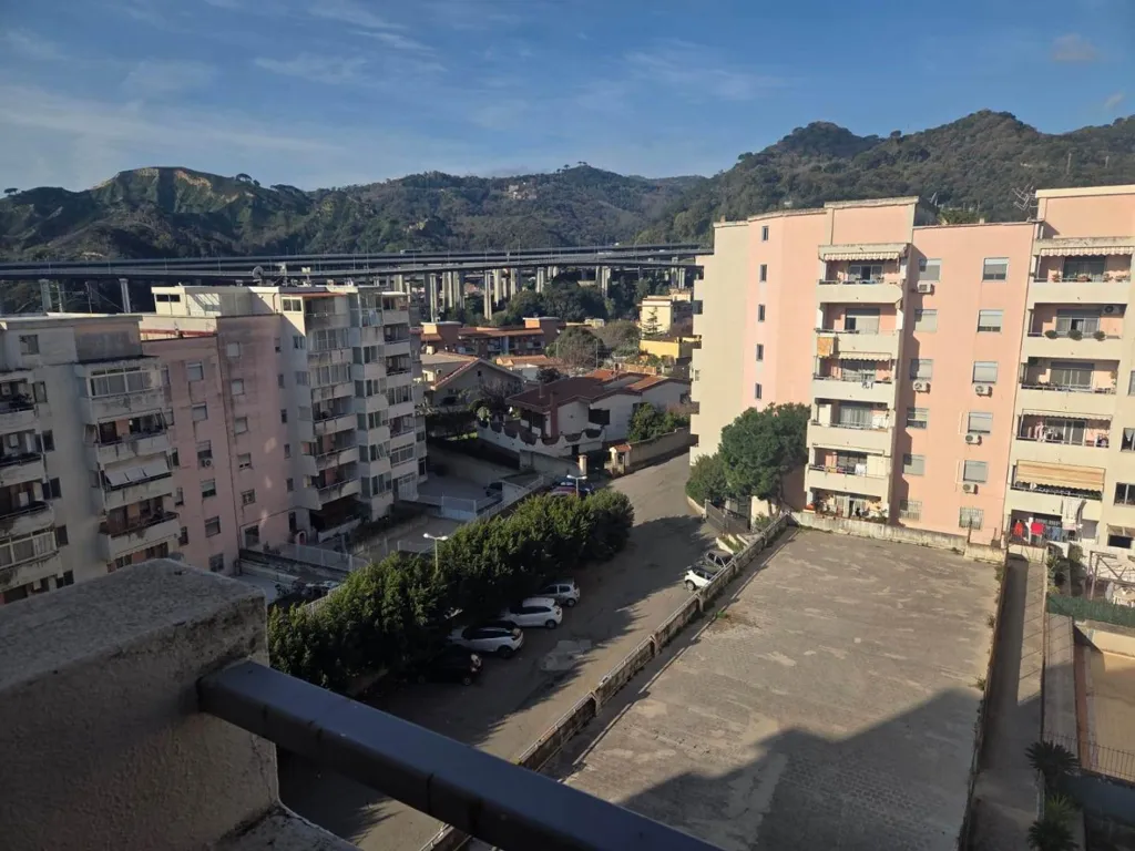 Rõdu - Bright Apartment with Balcony in Messina
