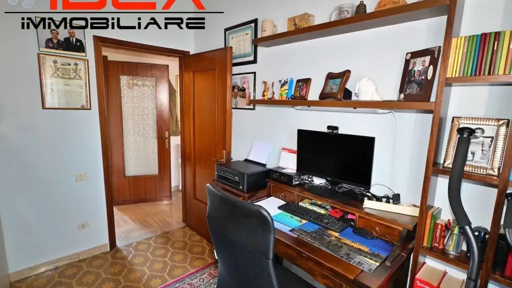 Office - Five-Bedroom Apartment with Balcony in Modena