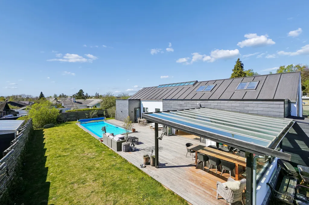 Bassein - Architect-Designed Villa with Park View in Stenløse