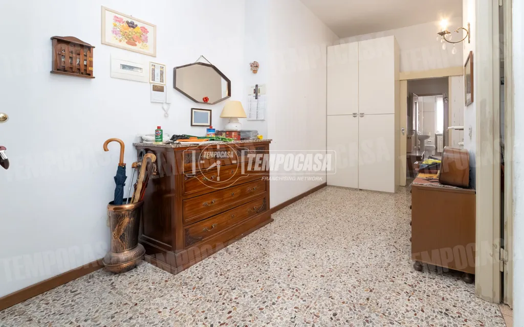Esik - Central Trilocale with Balcony in Torre Boldone