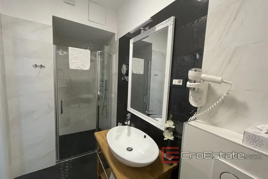 Vannitoad - Four-Bedroom Apartment with Waterfront View in Split