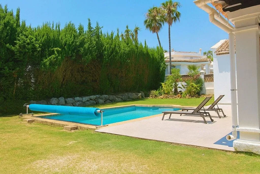 Piscine - Chalet with Pool and Terrace in Estepona