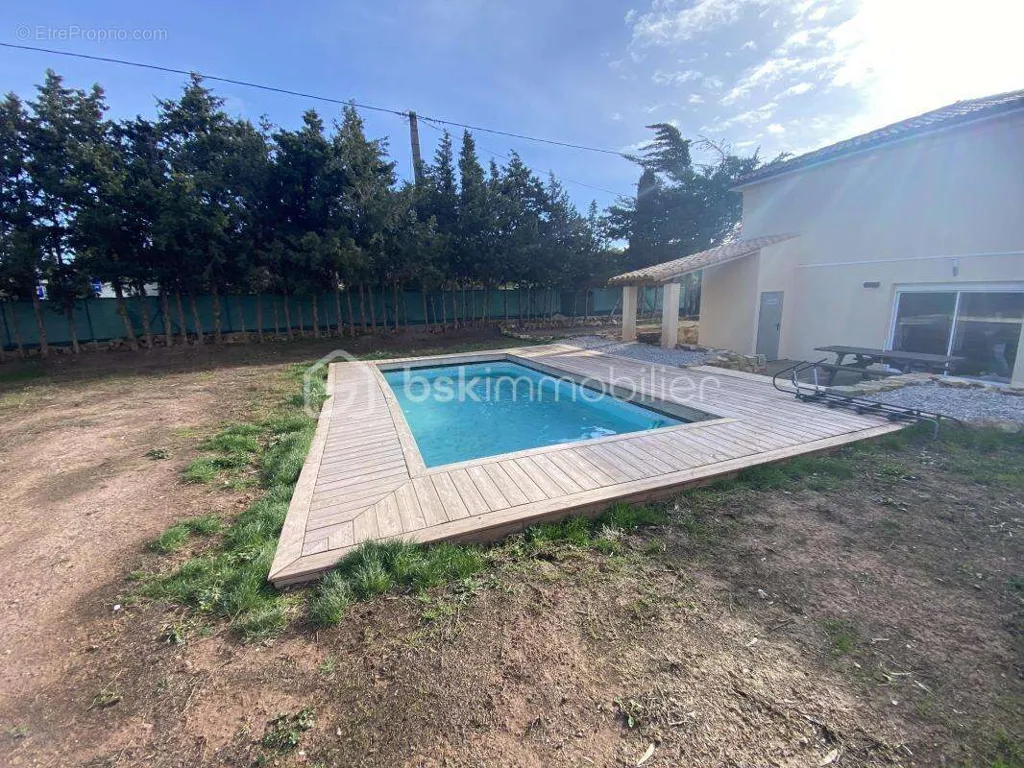 Bassein - Mixed-Use Property with Pool in Monseret