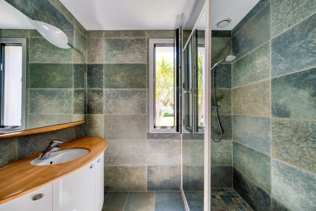 Salles de bain - Villa d'Architecte avec Piscine à Dompierre-sur-Mer