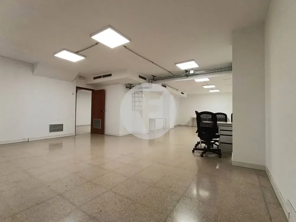 Bureau - Commercial Space with Large Facade in Comte Borrell