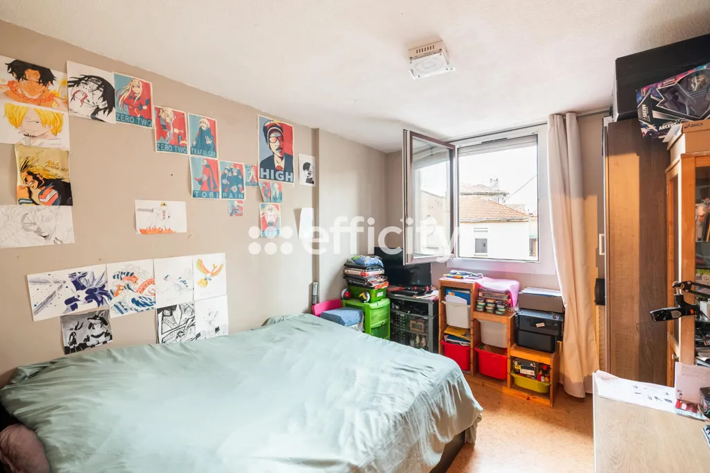 Bedrooms - Spacious 3-Bedroom Apartment in Marseille
